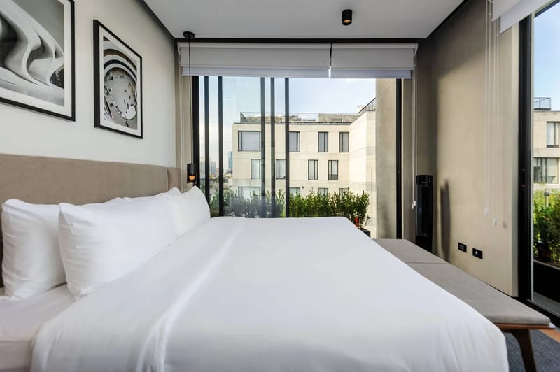 Dreamy 2BR with Elegant Balcony in Roma Nte