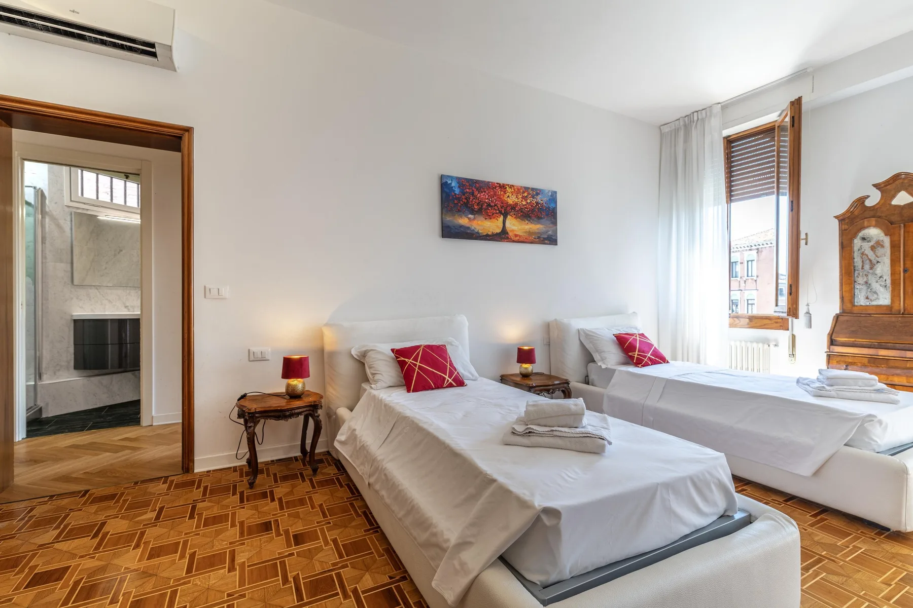Spacious Apartment on the Canal