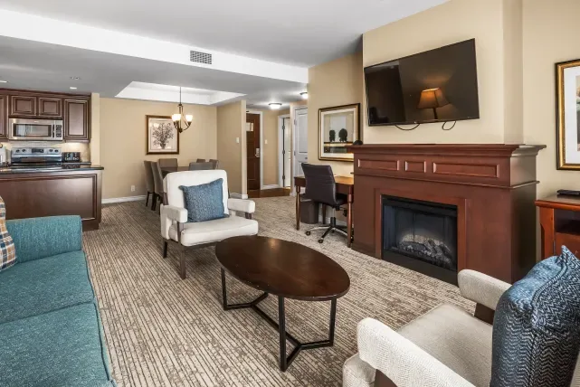 Sala de estar de una residencia de dos dormitorios en Sun Peaks Grand.