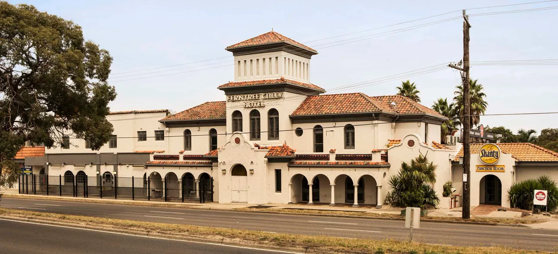 Ferntree Gully Hotel exterior/banner