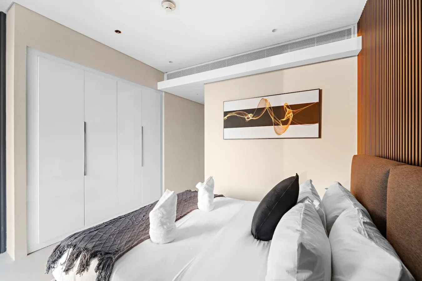 Dormitorio: ¡Elegancia moderna con ropa de cama mullida y decoración sofisticada para una relajación total!