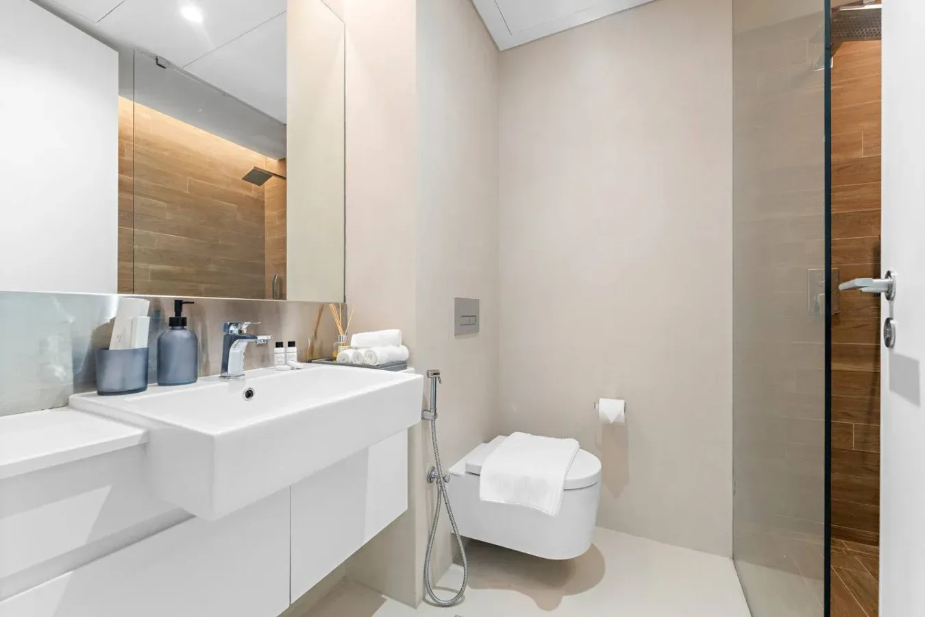Un baño moderno con lavabo, inodoro y ducha.
