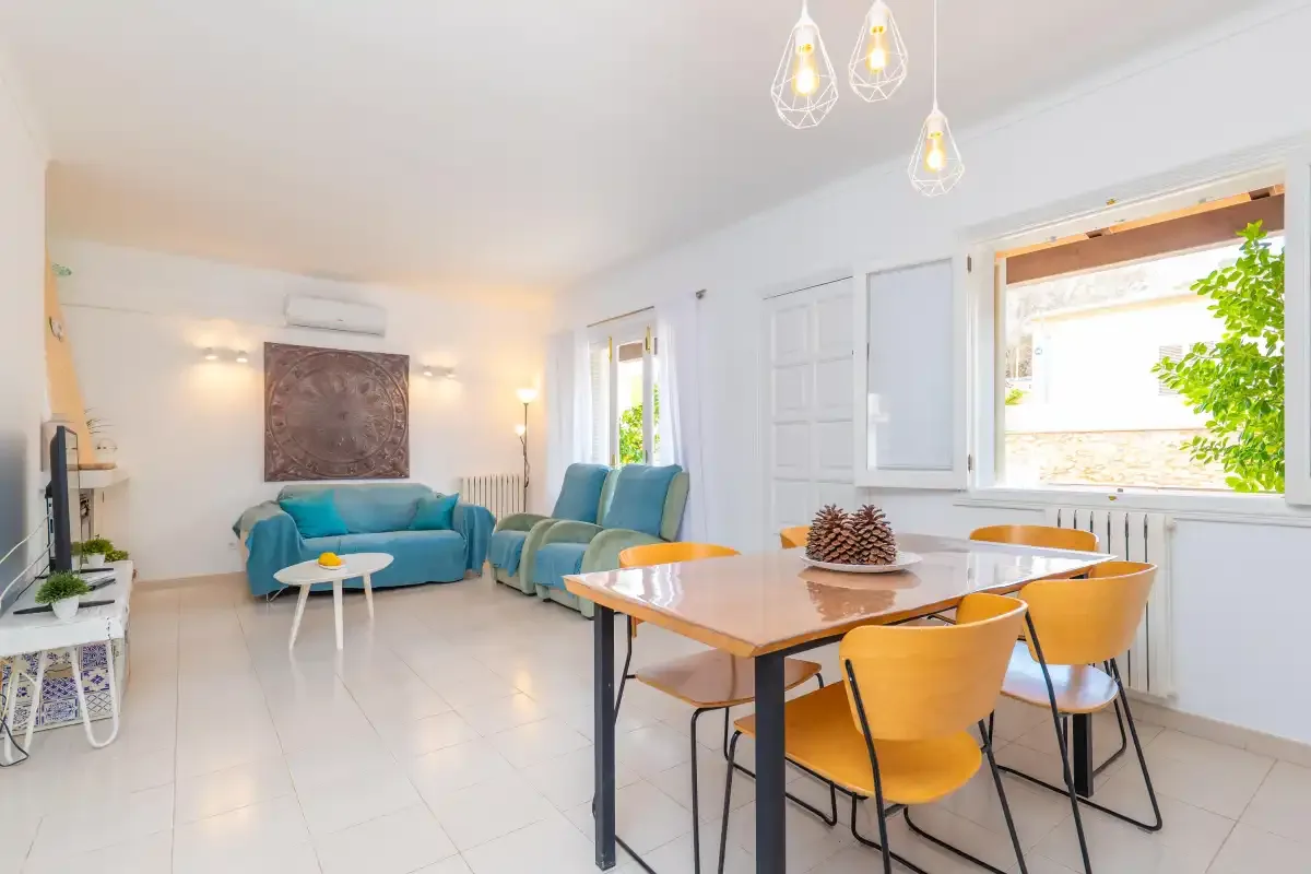 Una luminosa sala de estar y comedor con asientos y una mesa.