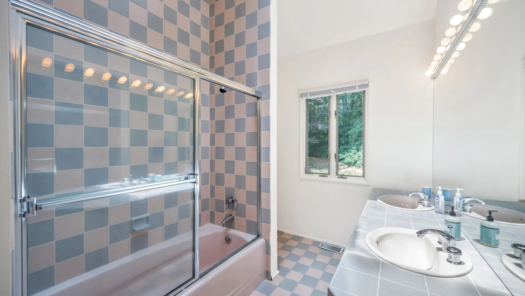 Un baño con una ducha de vidrio y un lavabo.