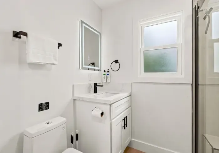 Baño de la habitación Deluxe con cama queen