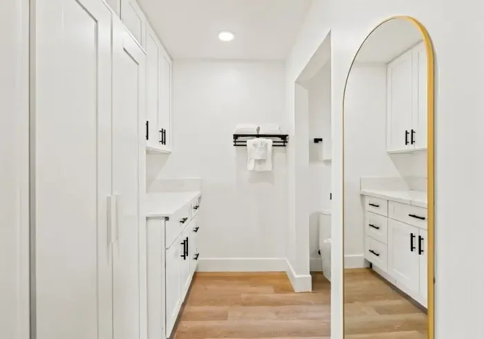 Pasillo y mueble de lavabo de la Deluxe Queen
