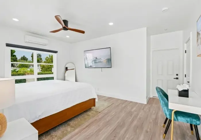 Habitación Studio King con escritorio y TV