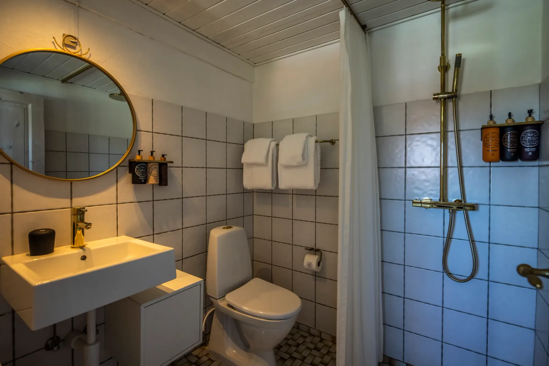 Garden View bathroom