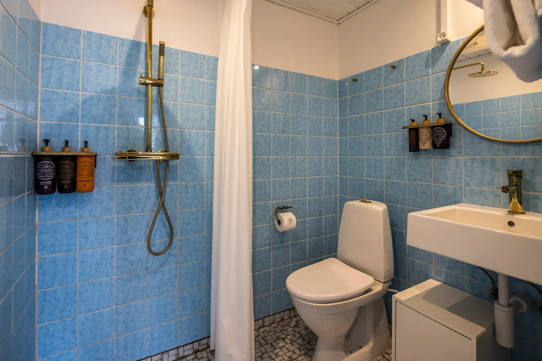 Courtyard room bathroom