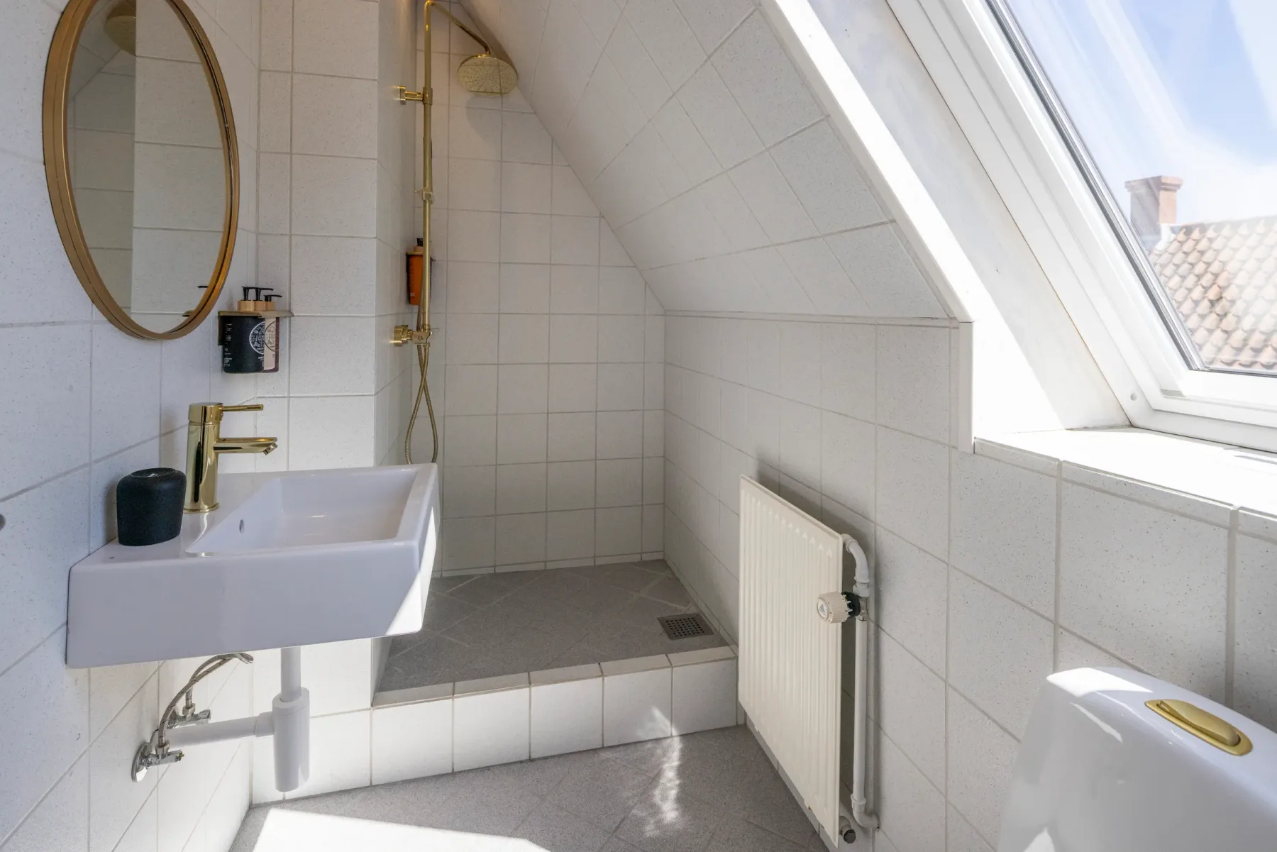 Courtyard room bathroom