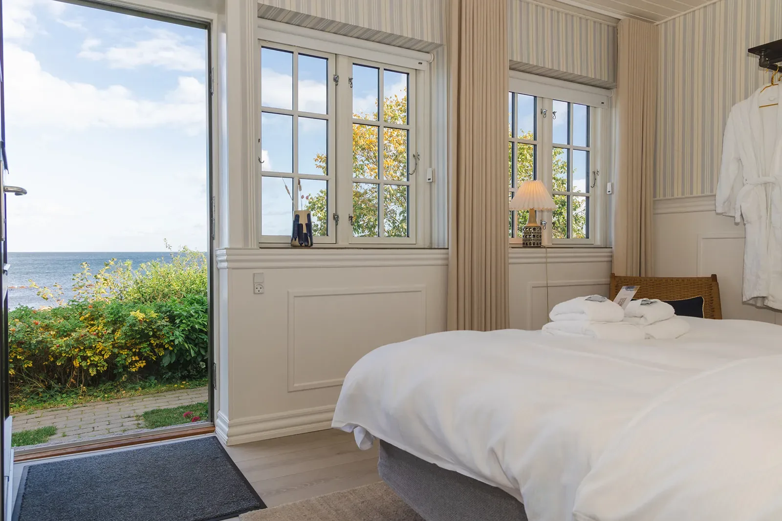 Ocean View room panorama