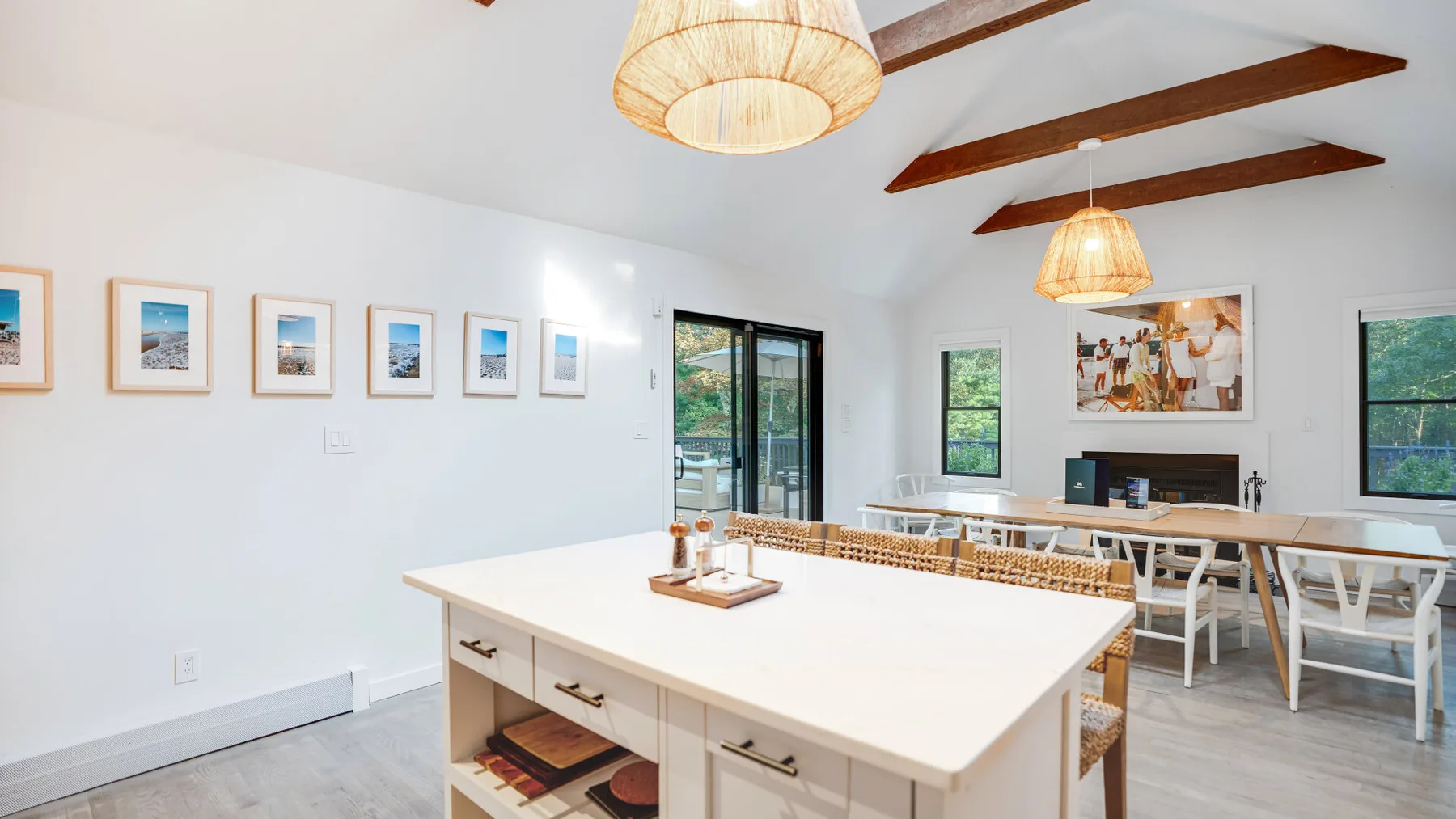 Una luminosa cocina abierta al comedor, con una isla amplia y una mesa de comedor.