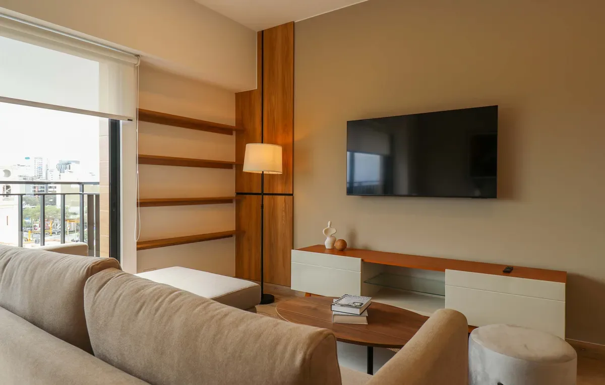 Airy 2BR w/ Balcony in Prime Miraflores