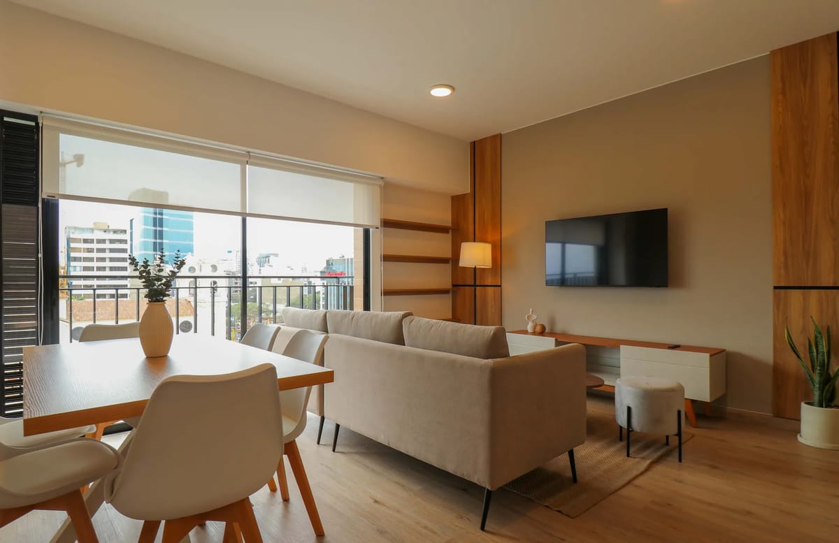 Airy 2BR w/ Balcony in Prime Miraflores