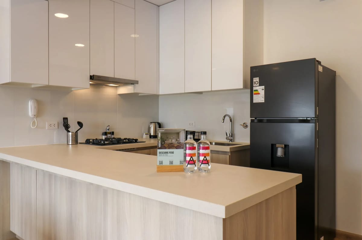 Airy 2BR w/ Balcony in Prime Miraflores