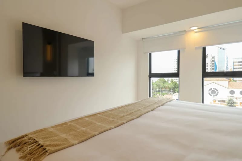 Airy 2BR w/ Balcony in Prime Miraflores