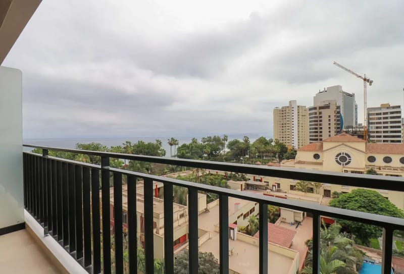 Airy 2BR w/ Balcony in Prime Miraflores