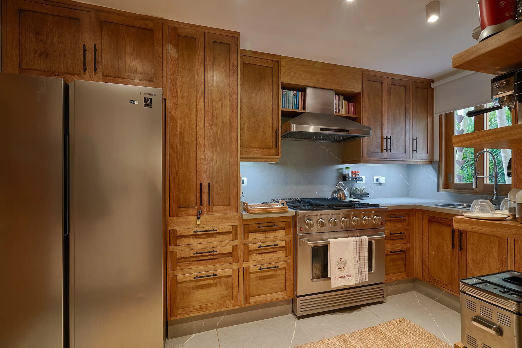 Una cocina con gabinetes de madera, un refrigerador y una estufa.
