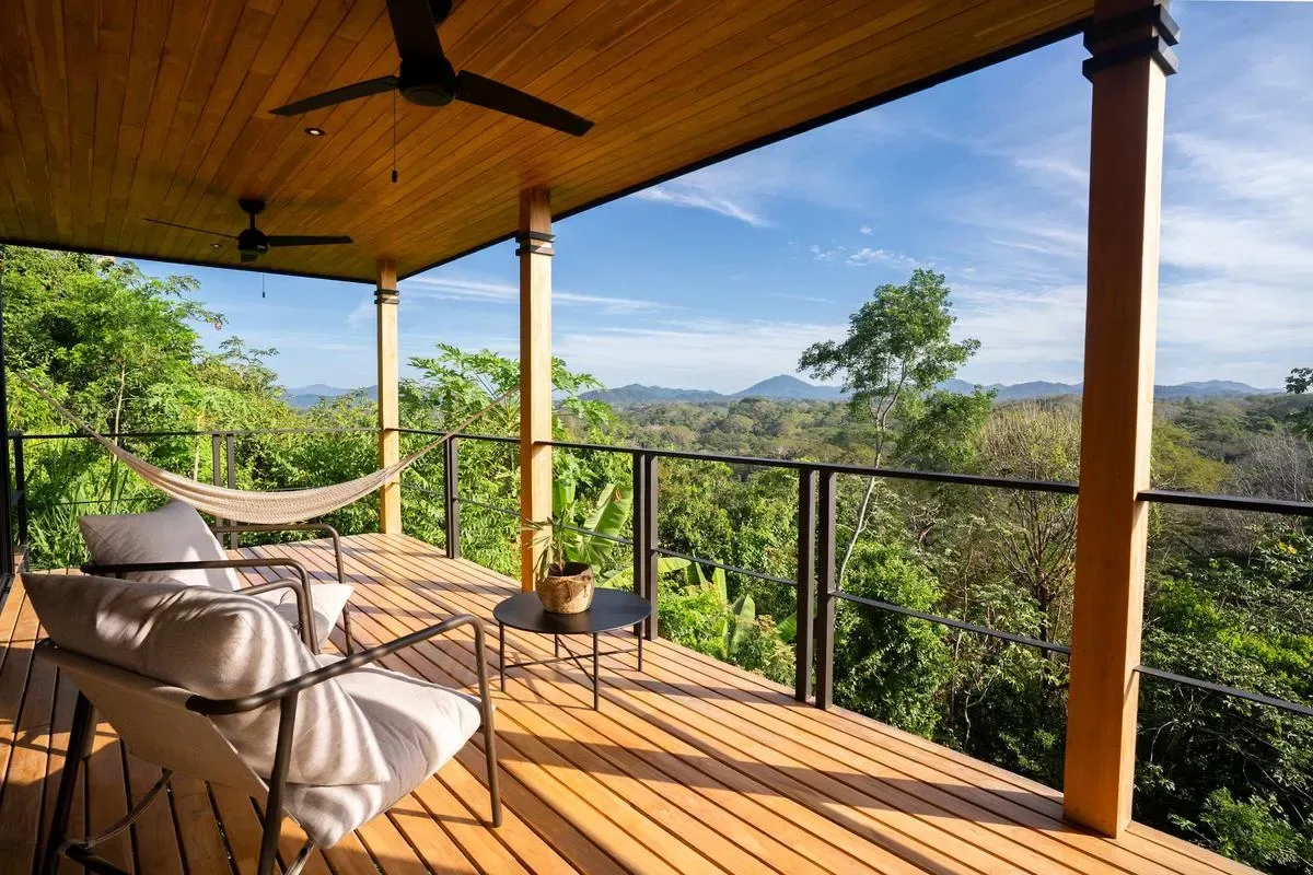 Stylish 1BR Stunning Balcony Views