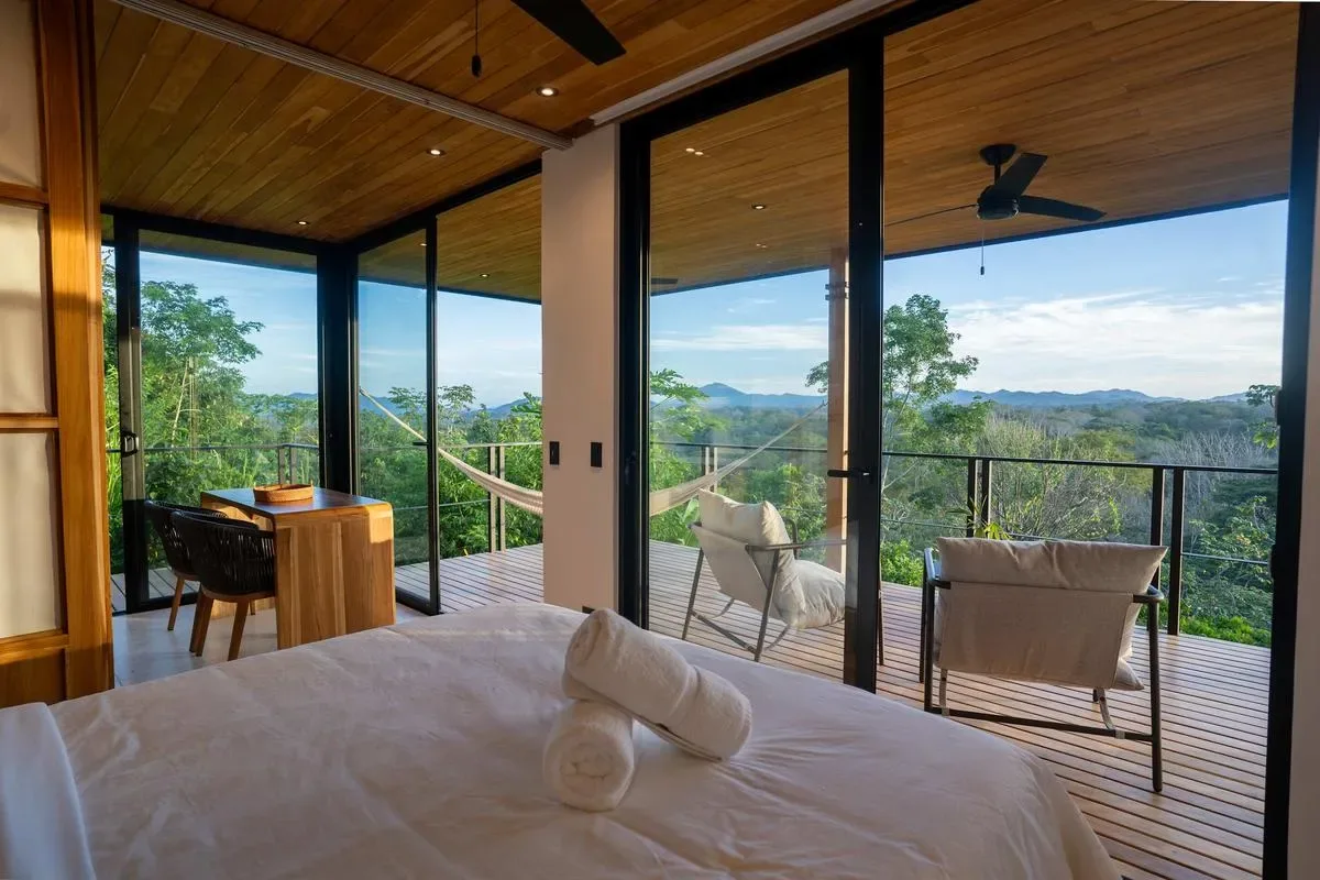Stylish 1BR Stunning Balcony Views