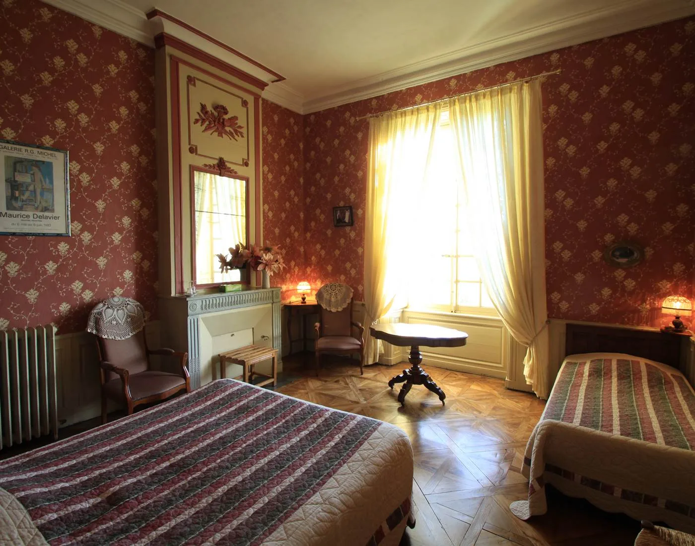 Habitación Delavier con suelo de parqué, baño privado y vistas al jardín