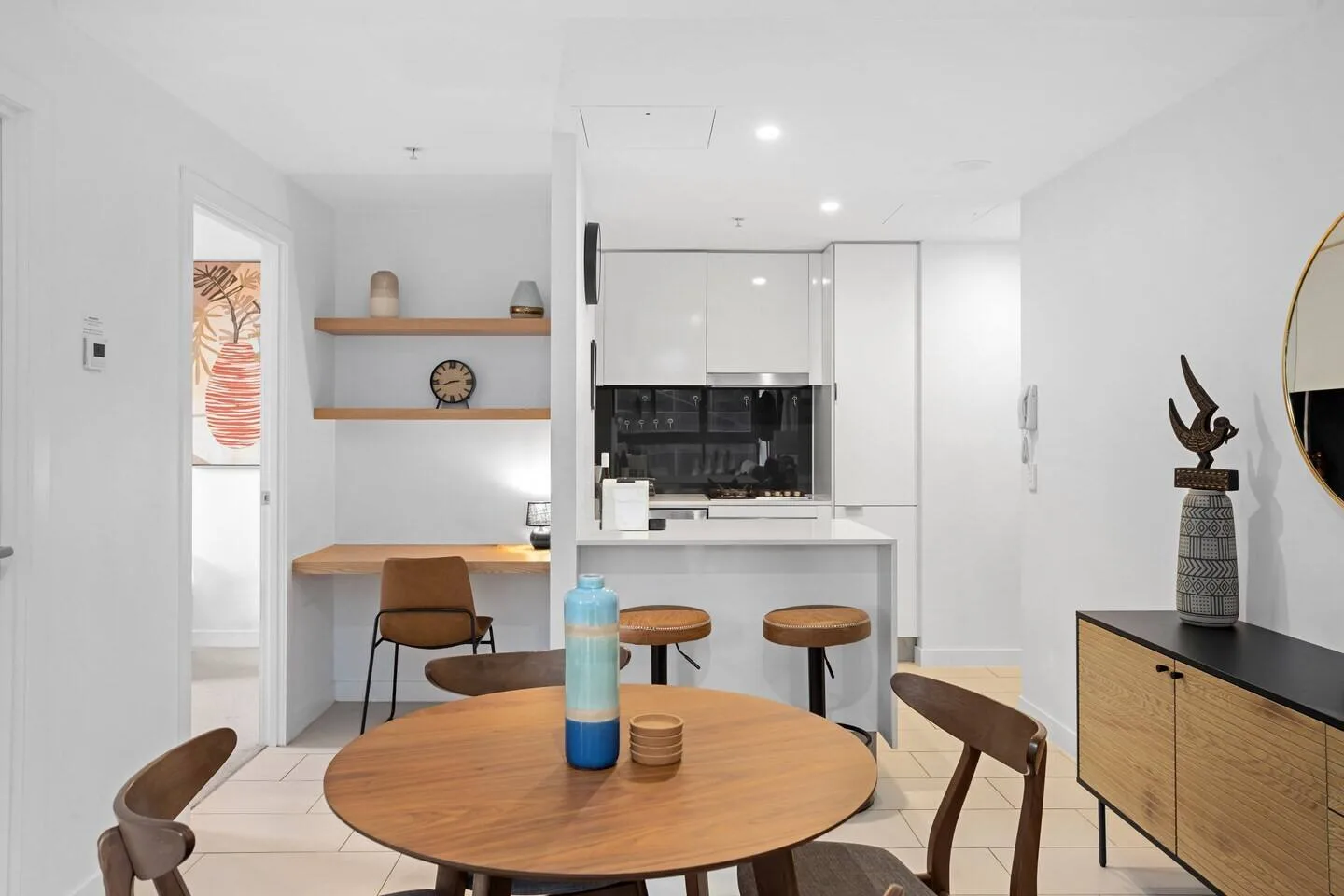 ¿Necesitas un lugar para trabajar o ponerte al día con los correos electrónicos? Encontrarás un espacio de trabajo exclusivo ubicado junto a la cocina para tu comodidad.