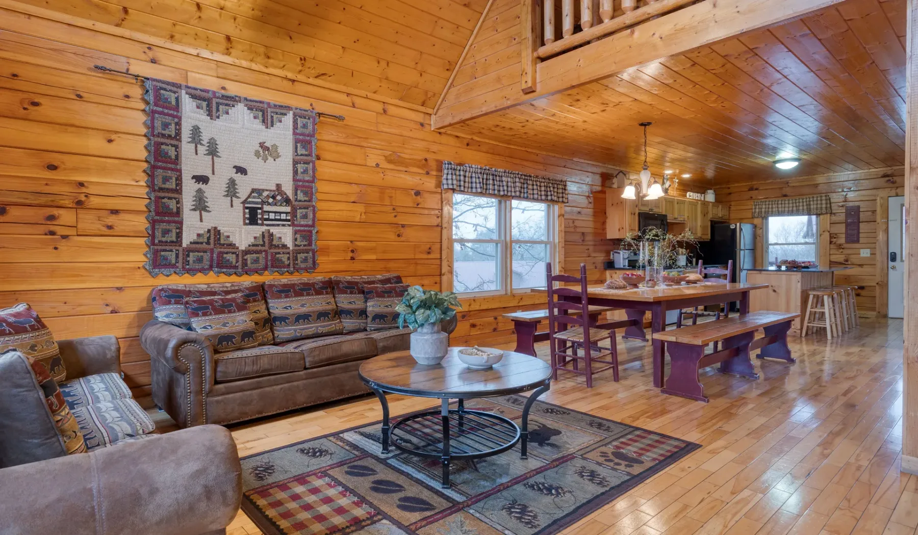 Una sala y comedor con paredes de madera, sofá, mesa y conjunto de comedor.