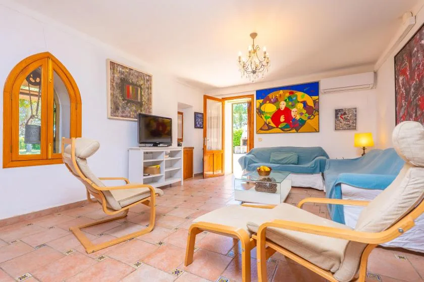 Una sala luminosa con arte colorido en las paredes y asientos cómodos.