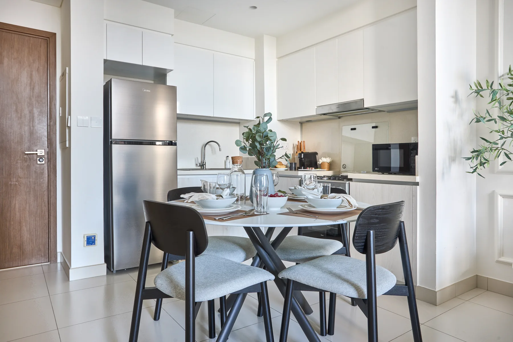 Una cocina luminosa con comedor y una mesa preparada para comer.