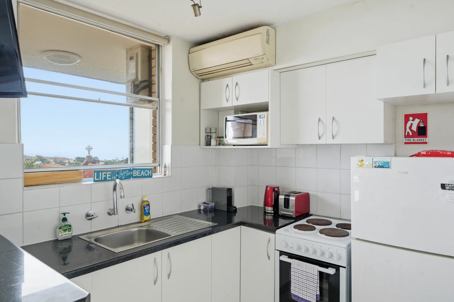 La cocina compacta tiene todo lo esencial para preparar comidas en casa.