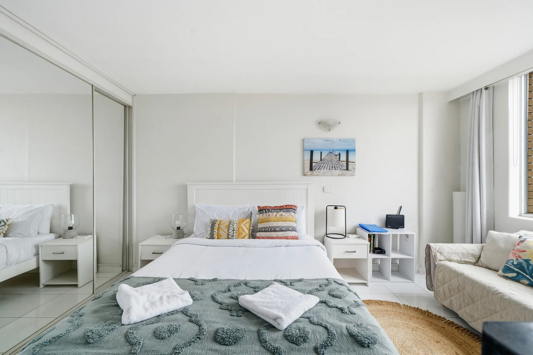 El espacio de dormitorio y sala de estar, luminoso y ventilado, incluye una cama queen y un sofá.