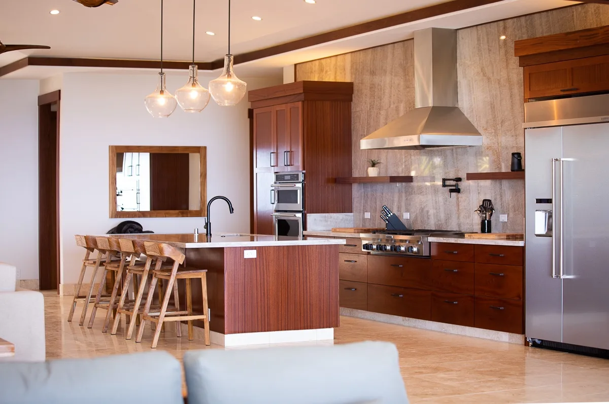Una cocina moderna con una isla central y gabinetes de madera.
