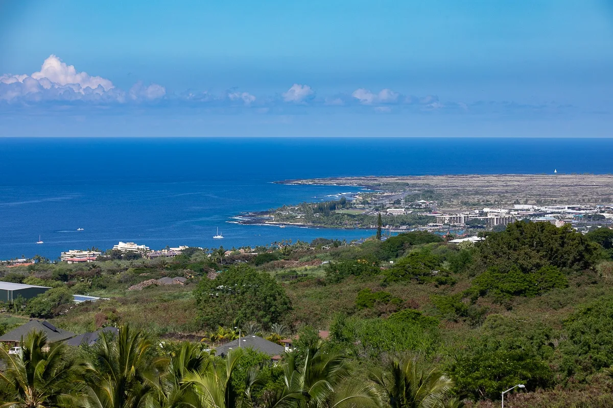 Un paisaje costero con vistas al mar azul y un pueblo junto a la costa.