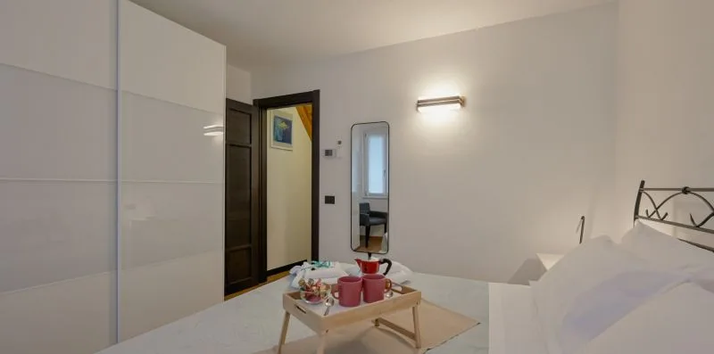 Un dormitorio con una cama, una mesita y un armario.