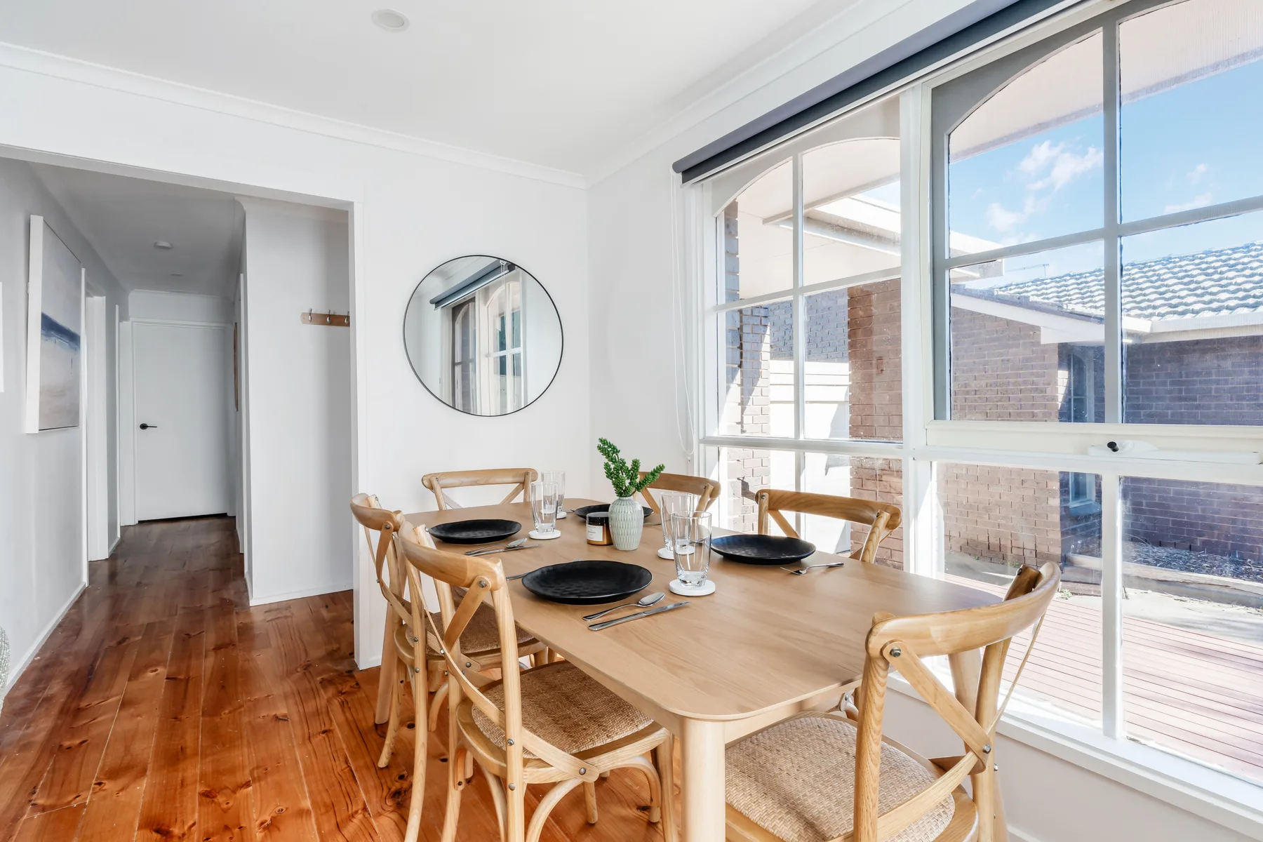 Disfruta del desayuno en el comedor mientras la luz natural entra por la gran ventana, creando un ambiente luminoso y acogedor para empezar el día.