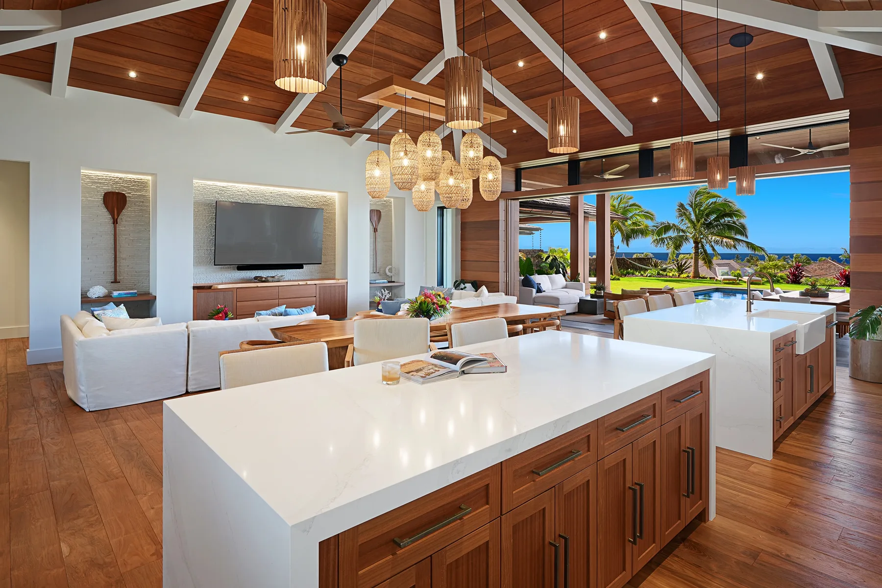 Cocina y sala de estar diáfanas con una isla grande y vistas al mar.