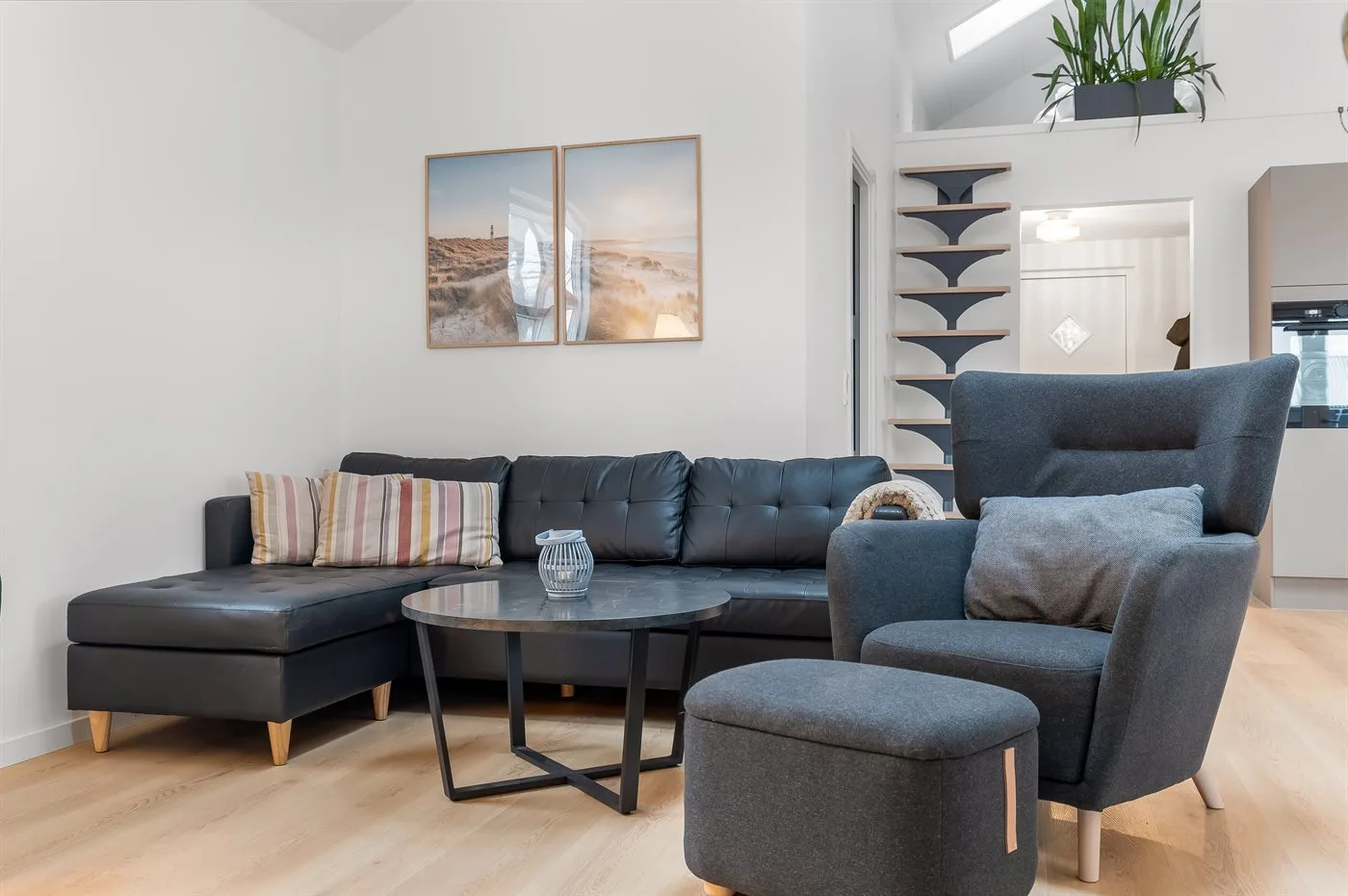 Una sala de estar con un sofá seccional y un sillón alrededor de una mesa de centro.