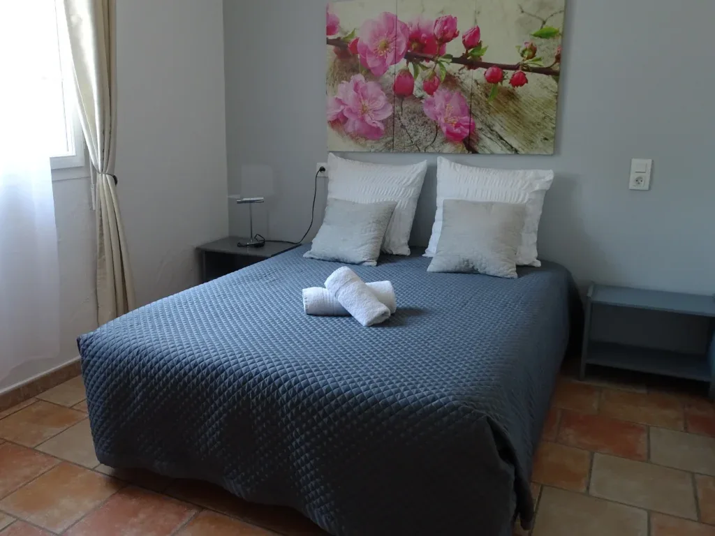 Habitación doble con escritorio