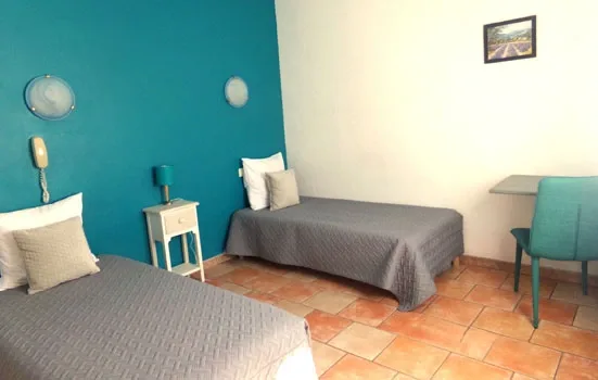 Habitación con dos camas separadas