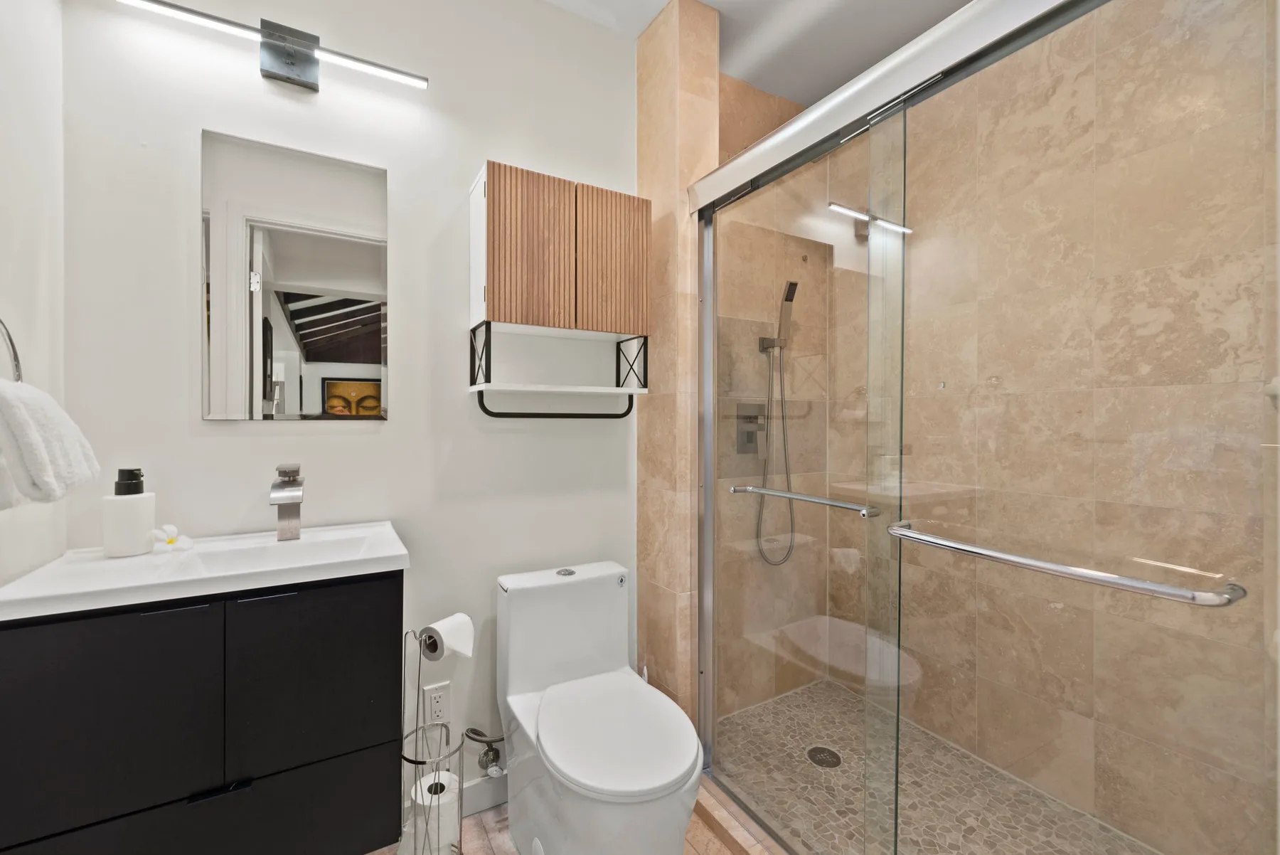 Un baño con lavabo, inodoro y ducha de vidrio.