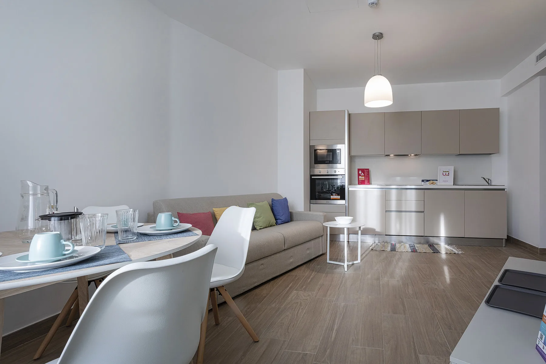 Una sala-comedor de espacio abierto con cocina y mesa de comedor.