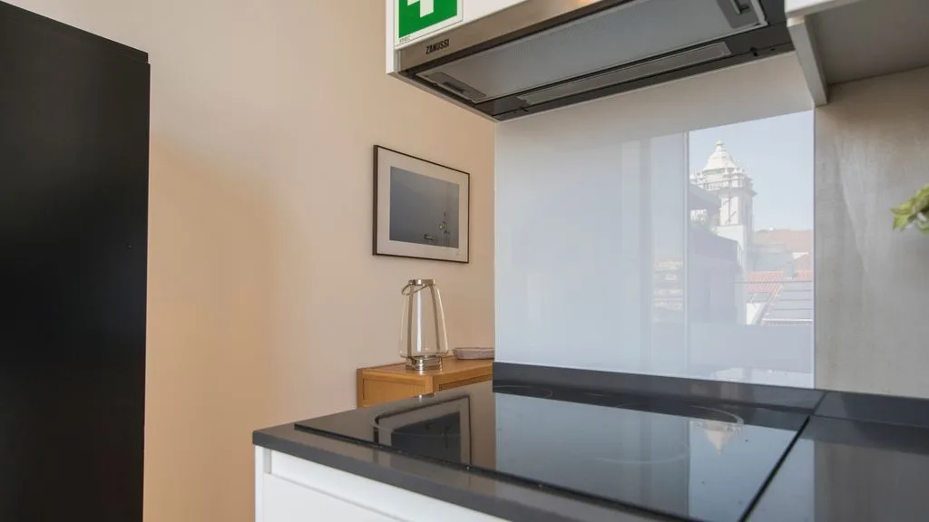 Una cocina moderna con una placa de cocción y una encimera negras.