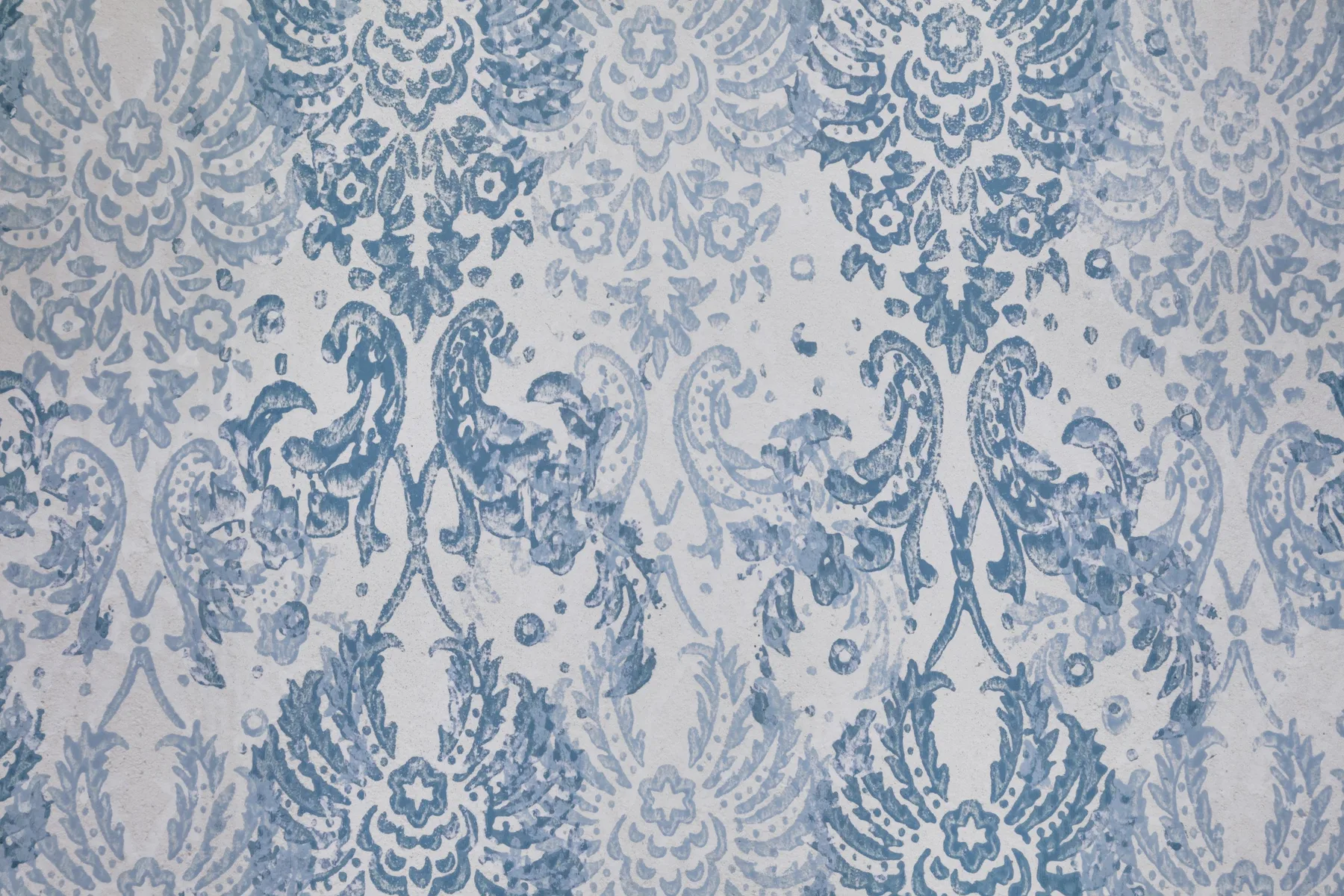 Un primer plano de papel tapiz floral azul ornamentado.