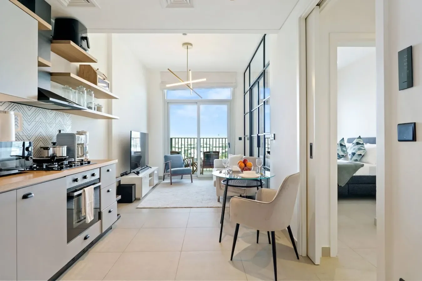 Una cocina y comedor diáfanos y luminosos se abren a un balcón.