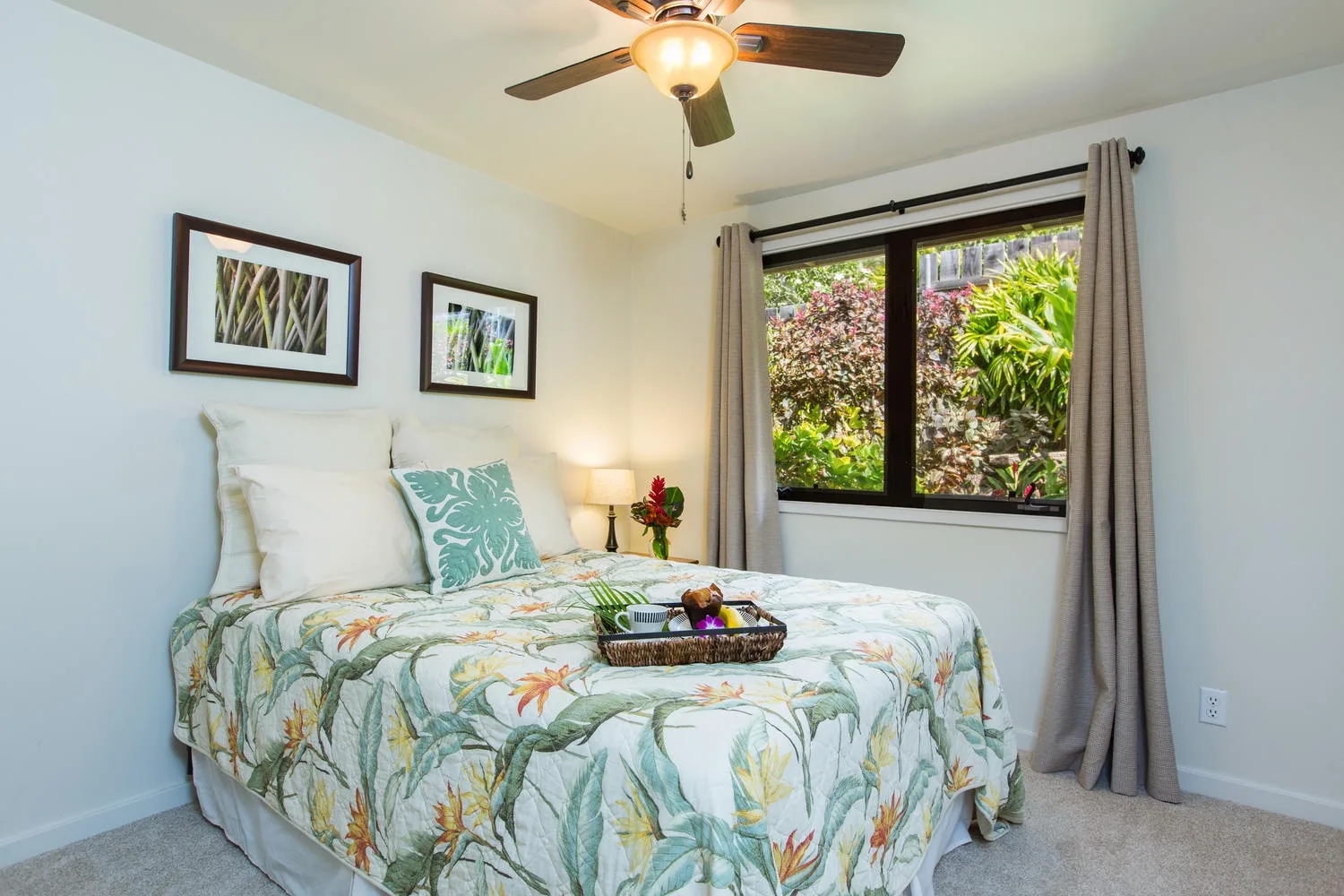 Dormitorio con una cama junto a una ventana con vegetación visible.
