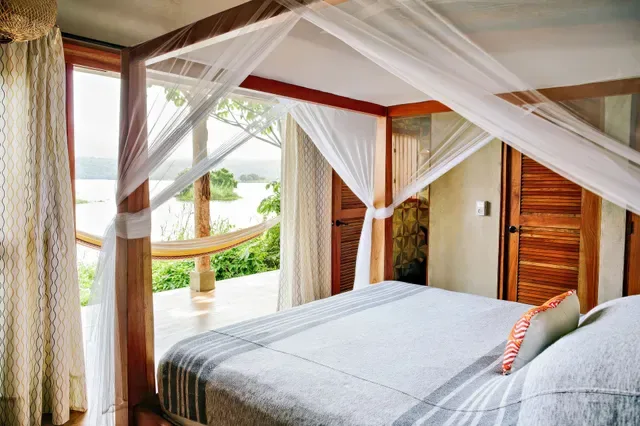 Bedroom with a four-poster bed and mosquito net.
