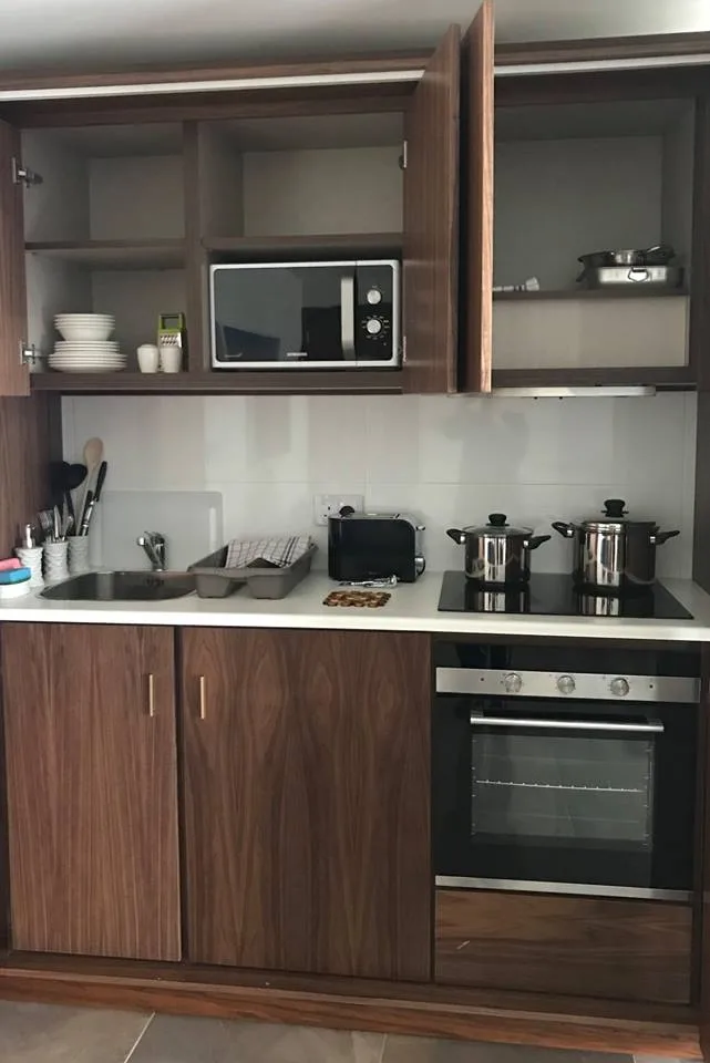 Cocina pequeña de la habitación
