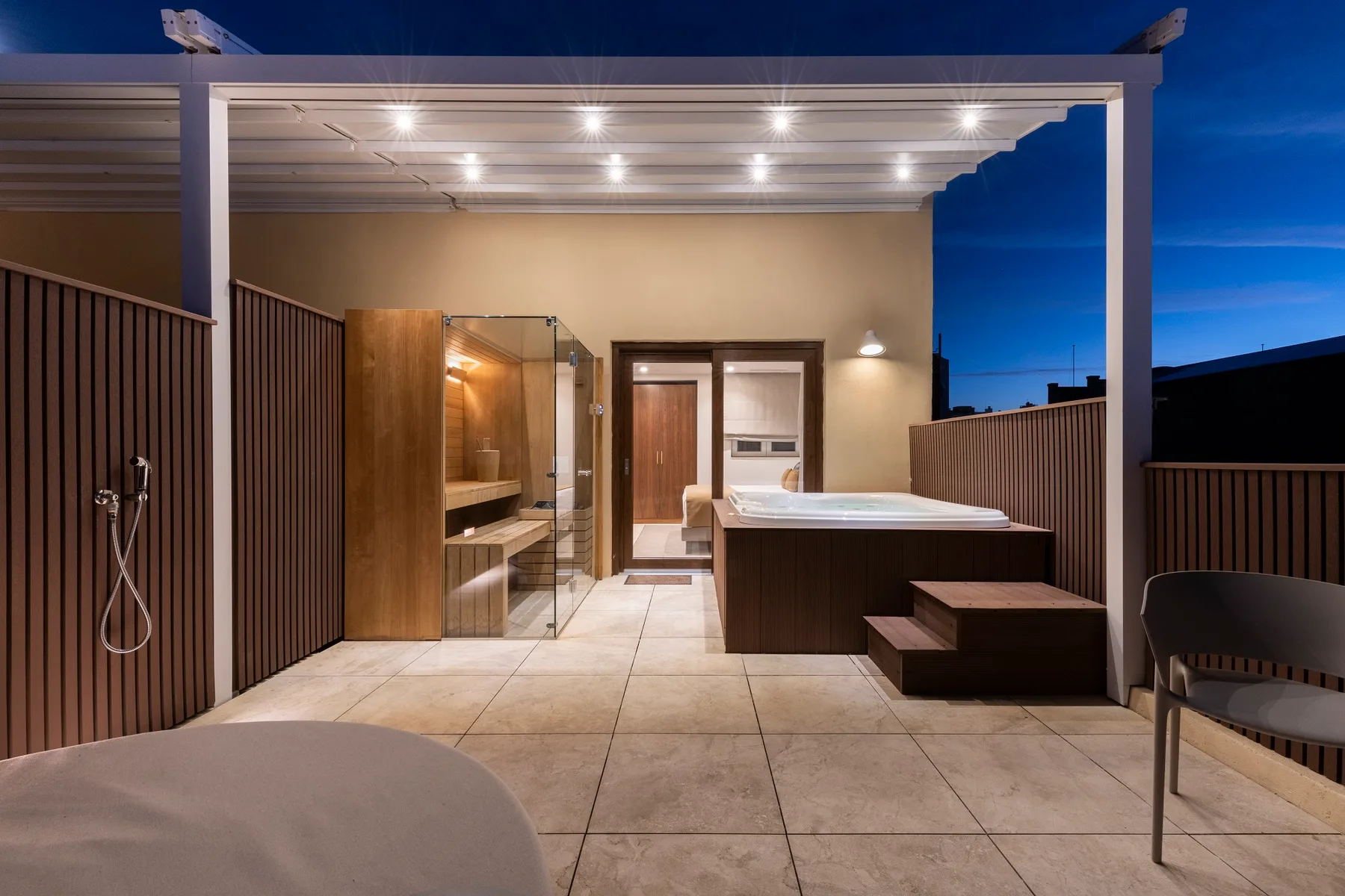 Habitación spa con terraza y vistas a la ciudadela
