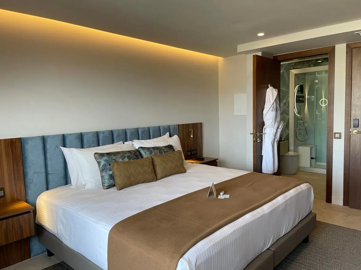 Habitación spa con terraza y vistas a la ciudadela