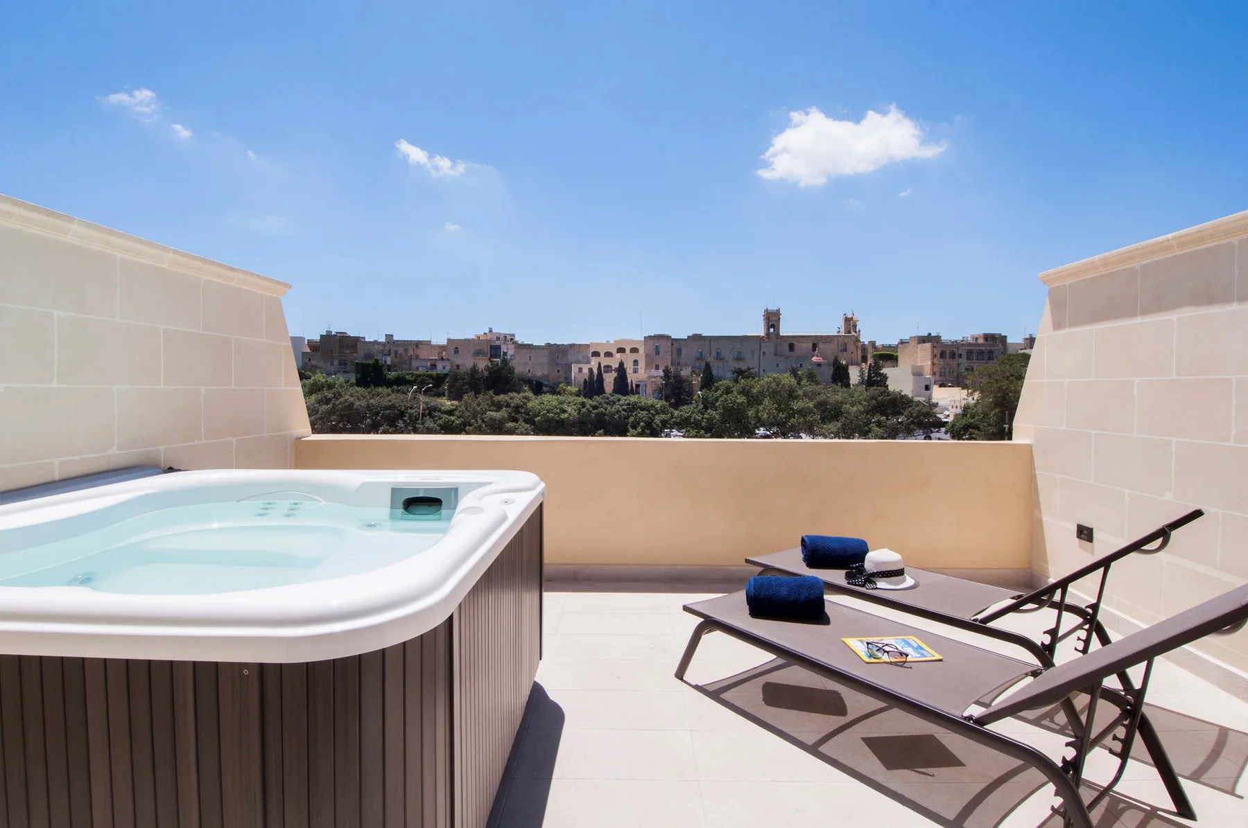 Habitación con terraza y bañera de hidromasaje Jacuzzi